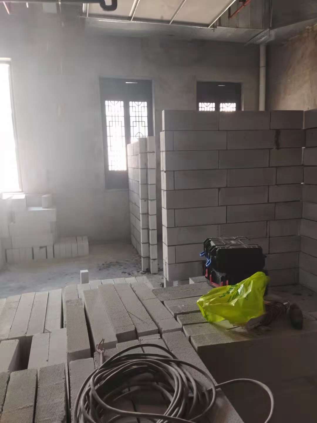 隔墙砌筑施工场景